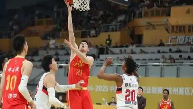 广州队的新一轮比赛中展现出了强大的防守技巧的简单介绍 广州队的新一轮比赛中展现出了强大的防守技巧的简单介绍