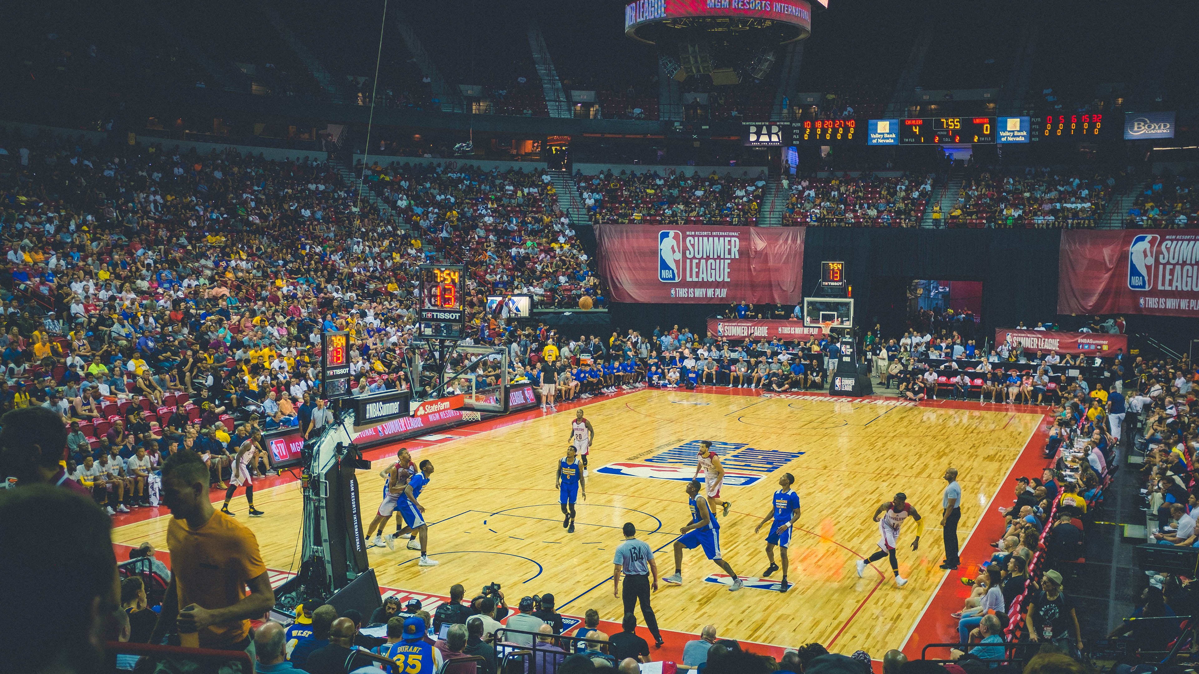 诺里斯点燃赛场，梅赛德斯力克红牛车队的战术革命